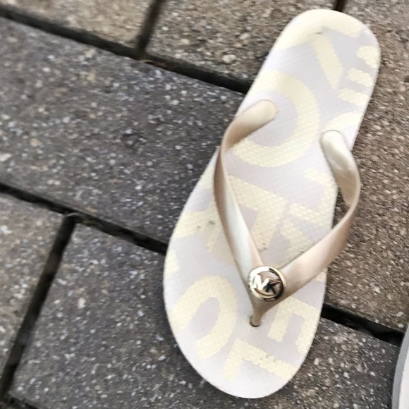 MK - Michael Kors - Gold Slippers Size 7 + 🎁 FREE GIFTS 🎁 - Picture 10 of 10